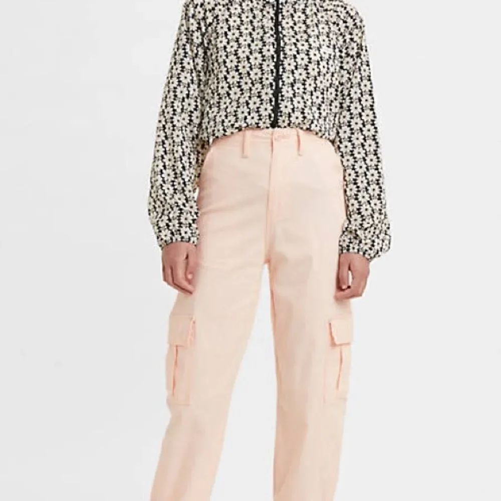 Levi’s High Waisted Cargo Pants Fine Twill Joggers Women’s Size 33 Light Pink